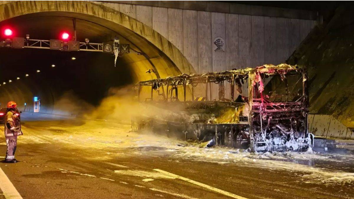 Otoyolda seyreden yolcu otobüsünde belirlenemeyen nedenle yangın çıktı