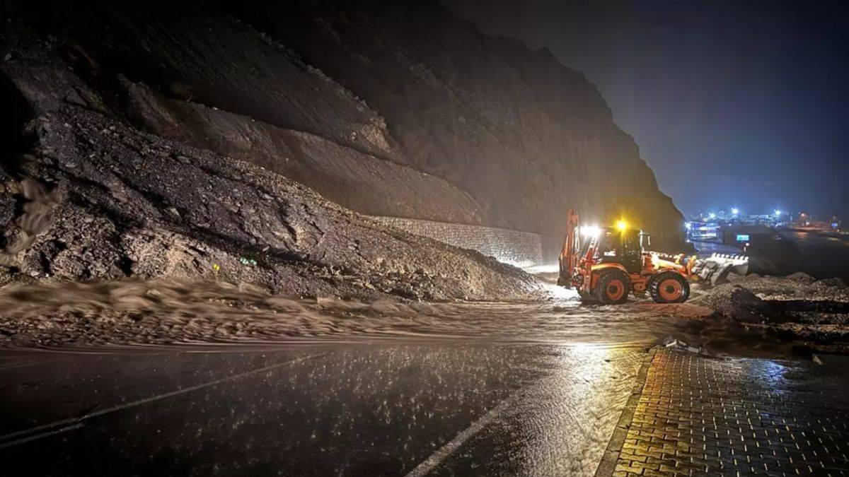 Sağanak hayatı olumsuz etkiledi: Hakkari-Van kara yolu heyelan nedeniyle kapandı