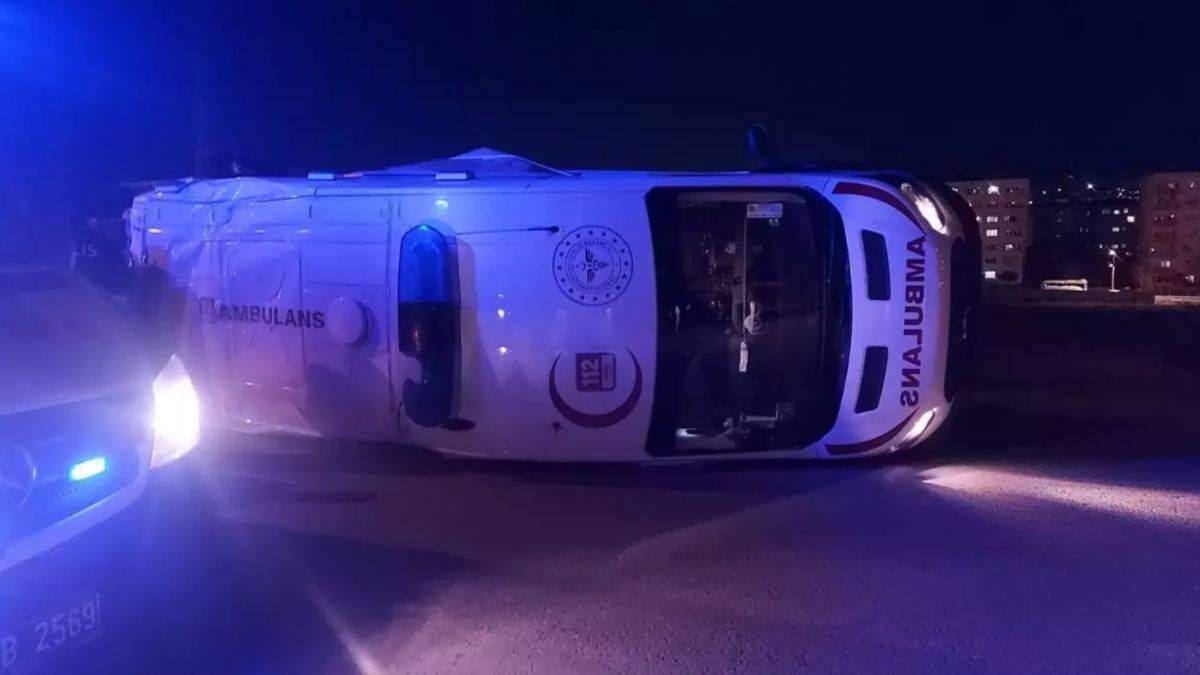Hasta almaya giden ambulans ile otomobil çarpıştı: 5 kişi yaralandı