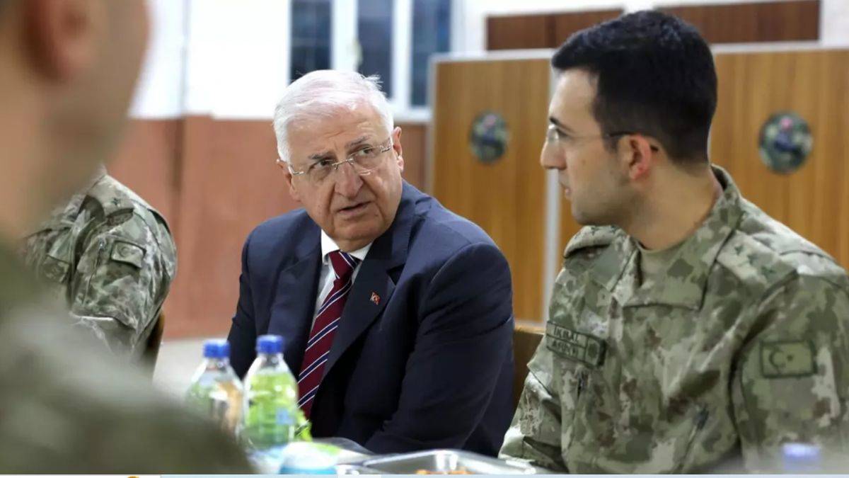 Bakan Güler, ramazanın son iftarını Şanlıurfa'da görevli Mehmetçikle yaptı