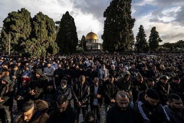 Mescid-i Aksa'da binlerce Müslüman bayram namazını kıldı