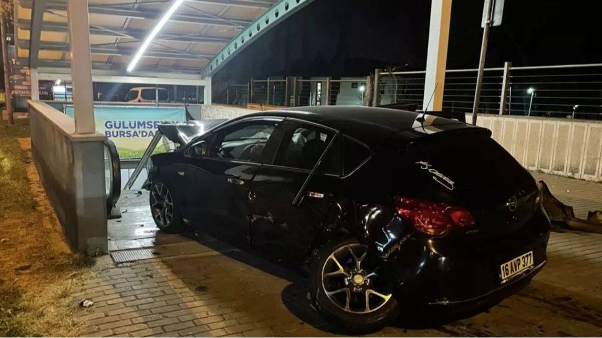 İki araç çarpıştı! Kazada savrulan otomobil Bursaray istasyonuna daldı