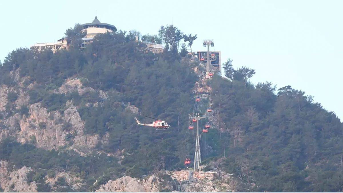 Antalya'daki teleferik faciasında mahsur kalan 15 kabindeki 98 kişi tahliye edildi
