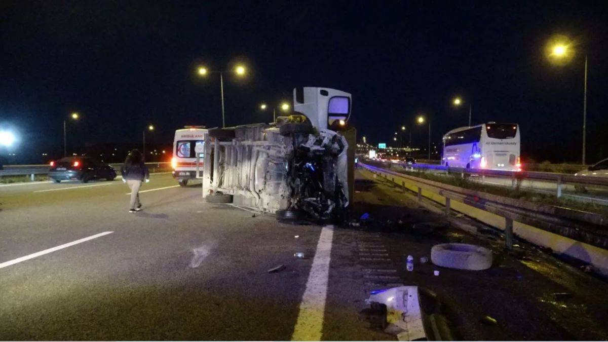 Kuzey Marmara Otoyolu'nda kamyonet otomobile çarptı, 2 ölü, 4 yaralı
