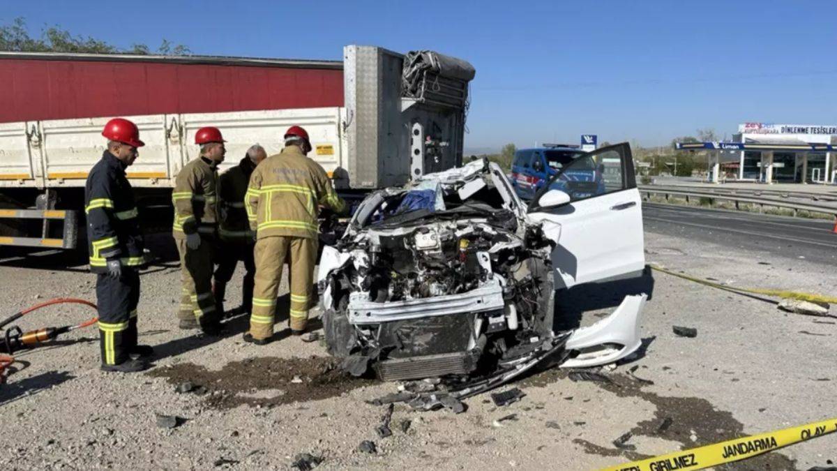 Kontrolden çıkan araç yayaya, ardından tıra çarptı: 1 ölü, 2 yaralı