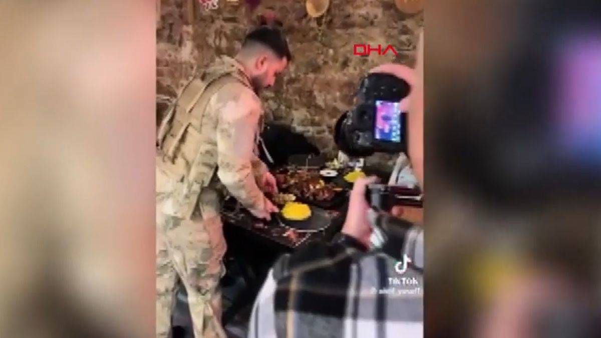 Askeri üniforma ile servise 3 gözaltı