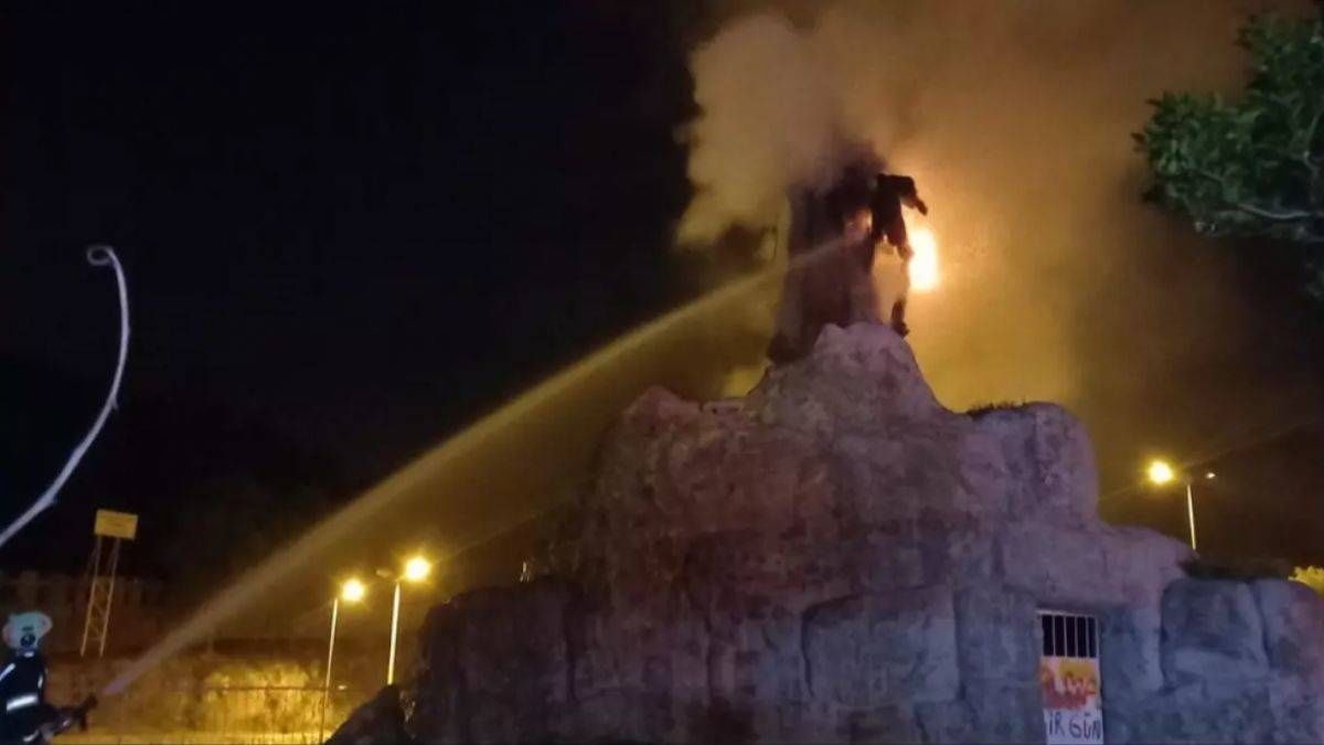 Milli Mücadele kahramanının heykeli kundaklandı!