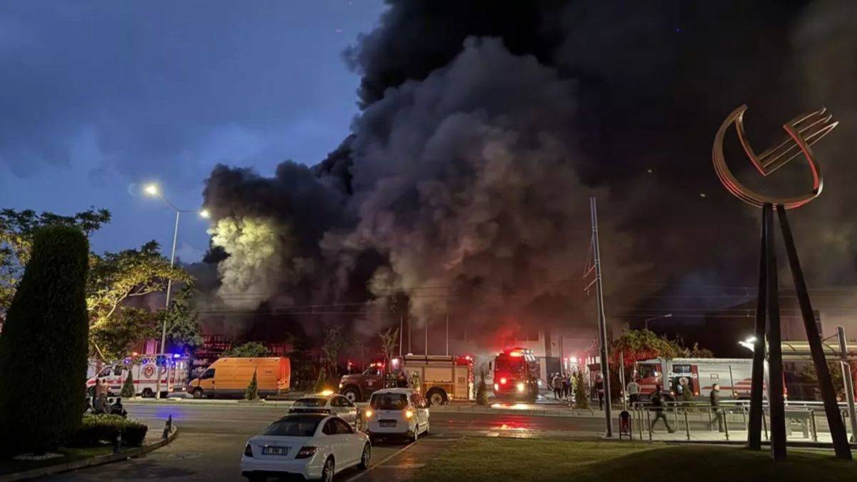 İzmir'de Atatürk Organize Sanayi Bölgesi'nde yangın: İtfaiye ekipleri müdahale ediyor
