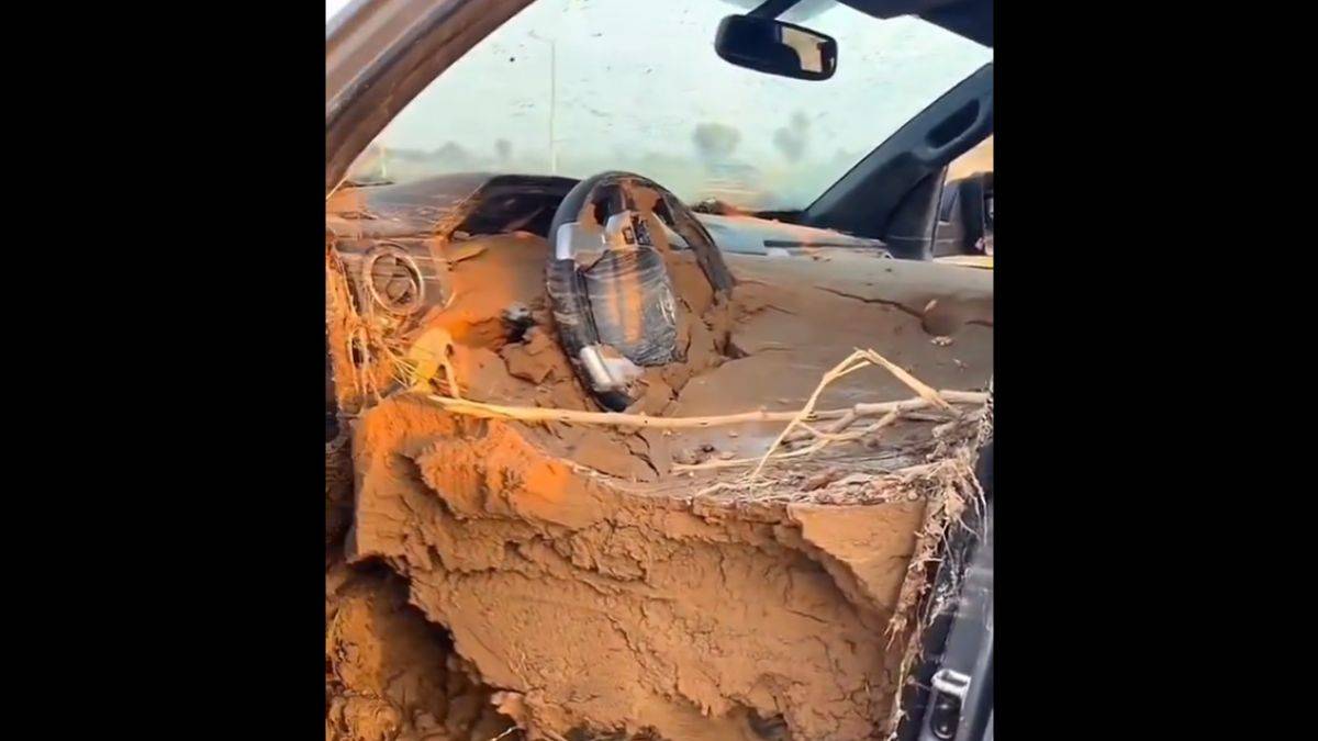 Dubai'deki selin yuttuğu lüks araçlar... 'Bulut tohumlama' mı tetikledi?