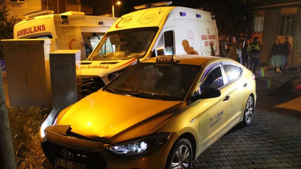Kırıkkale'de ambulans ile taksi çarpıştı: 4 kişi hastaneye kaldırıldı