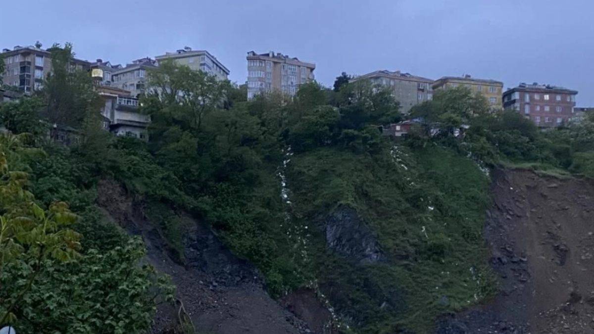 İstanbul'da toprak kayması! 30 ev boşaltıldı, ilk görüntüler ortaya çıktı