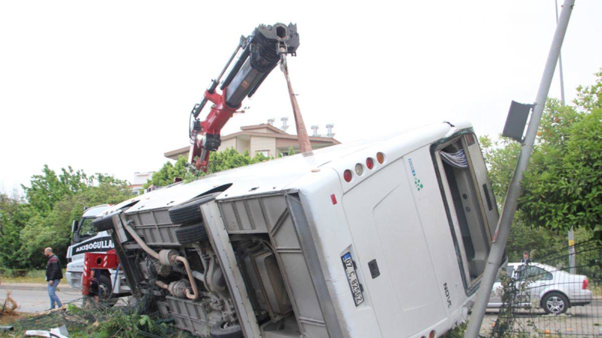 Antalya'da otel servis aracı devrildi
