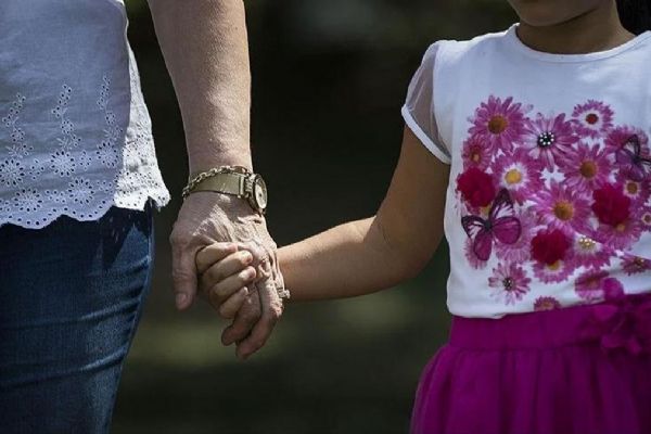 Koruyucu aile yanında bakımı sağlanan çocuk sayısı 10 bin 84'e ulaştı