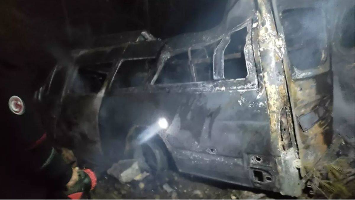 Adana'da can pazarı! Uçuruma devrilen minibüs alev aldı: Çok sayıda ölü var