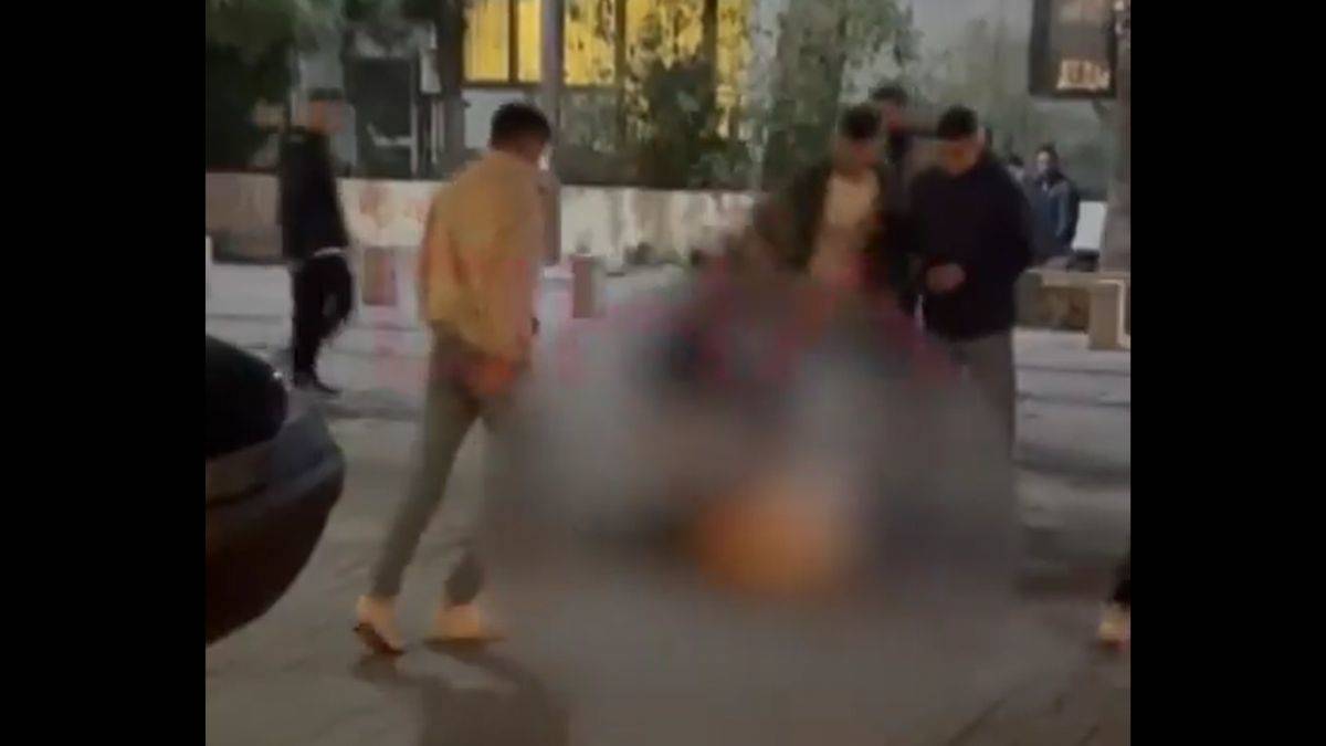 İzmir'de 7 kişi 2 gence tekme, tokat ve demir çubukla saldırdı