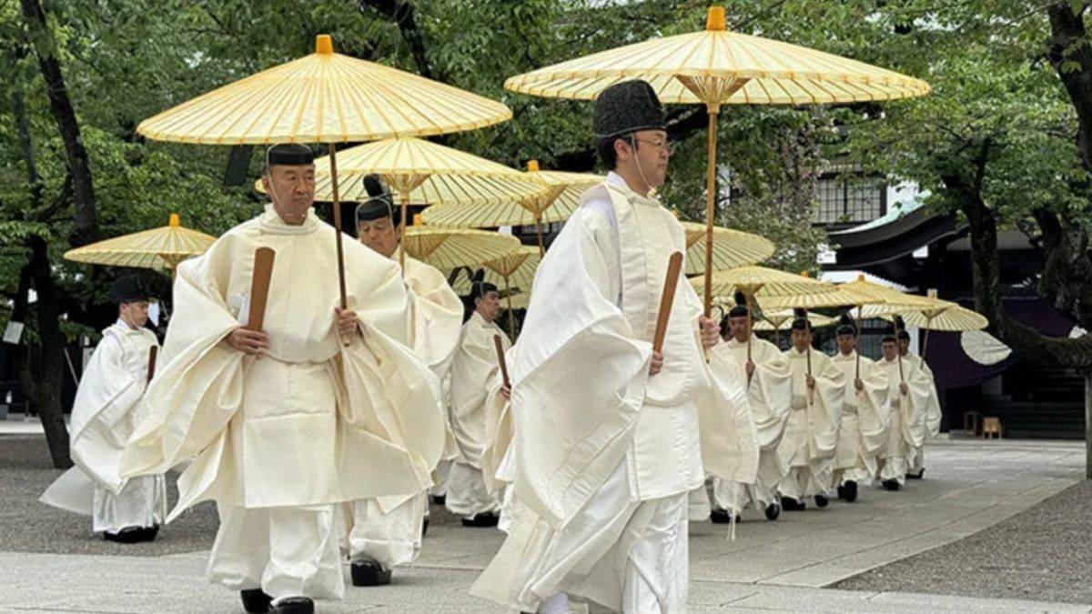Japonya'da neler oluyor? 'Sakıncalı' tapınağa akın ettiler