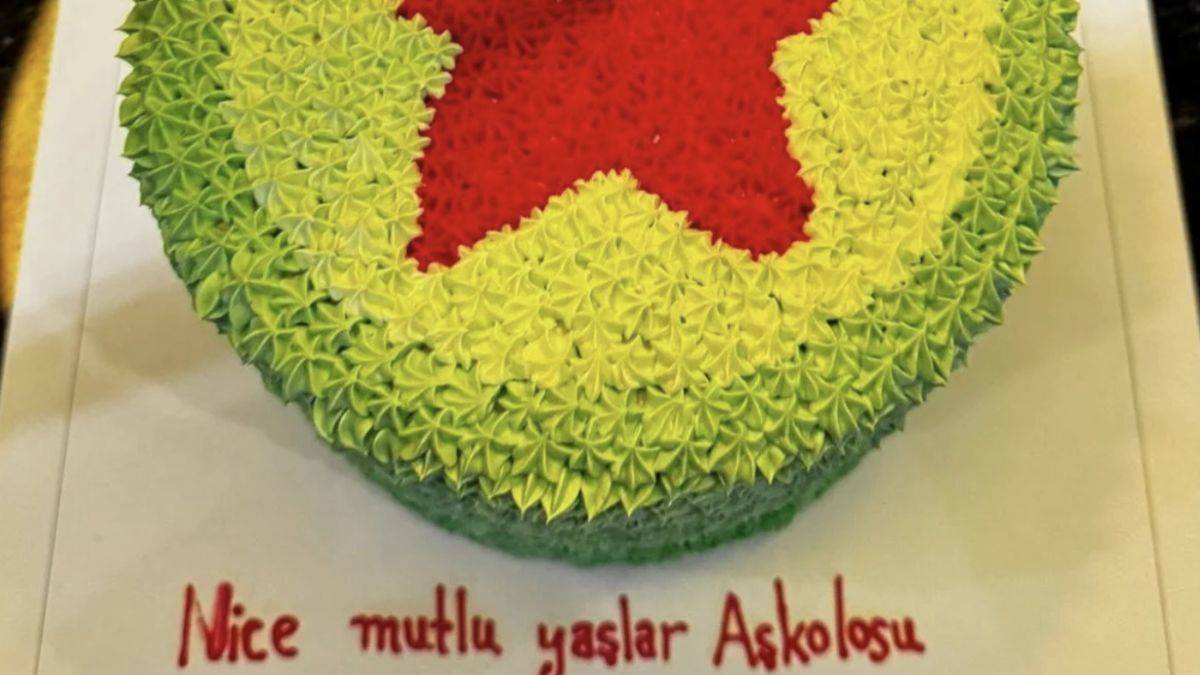 Yasemin Sakallıoğlu'nun pastası | Doğum günü pastasının renkleri kriz çıkardı!