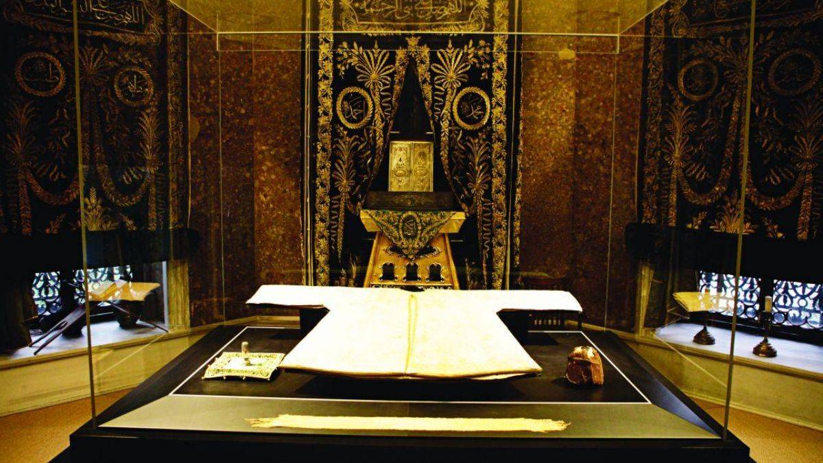 Tarihçi Alpsoy, Cumhuriyet döneminde mukaddes emanetlerin nasıl aşağılandığını gözyaşlarıyla anlattı