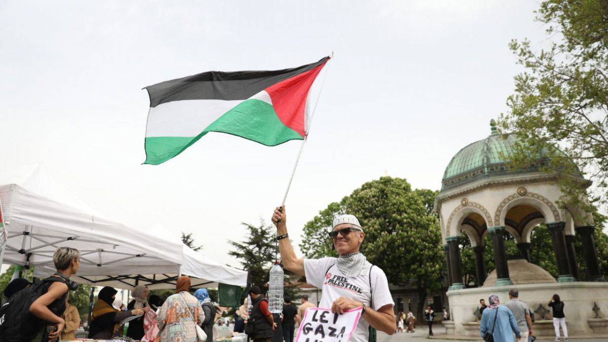 İHH, Sultan Ahmet Meydanı’nda Gazze’deki soykırıma karşı oturma eylemi başlattı