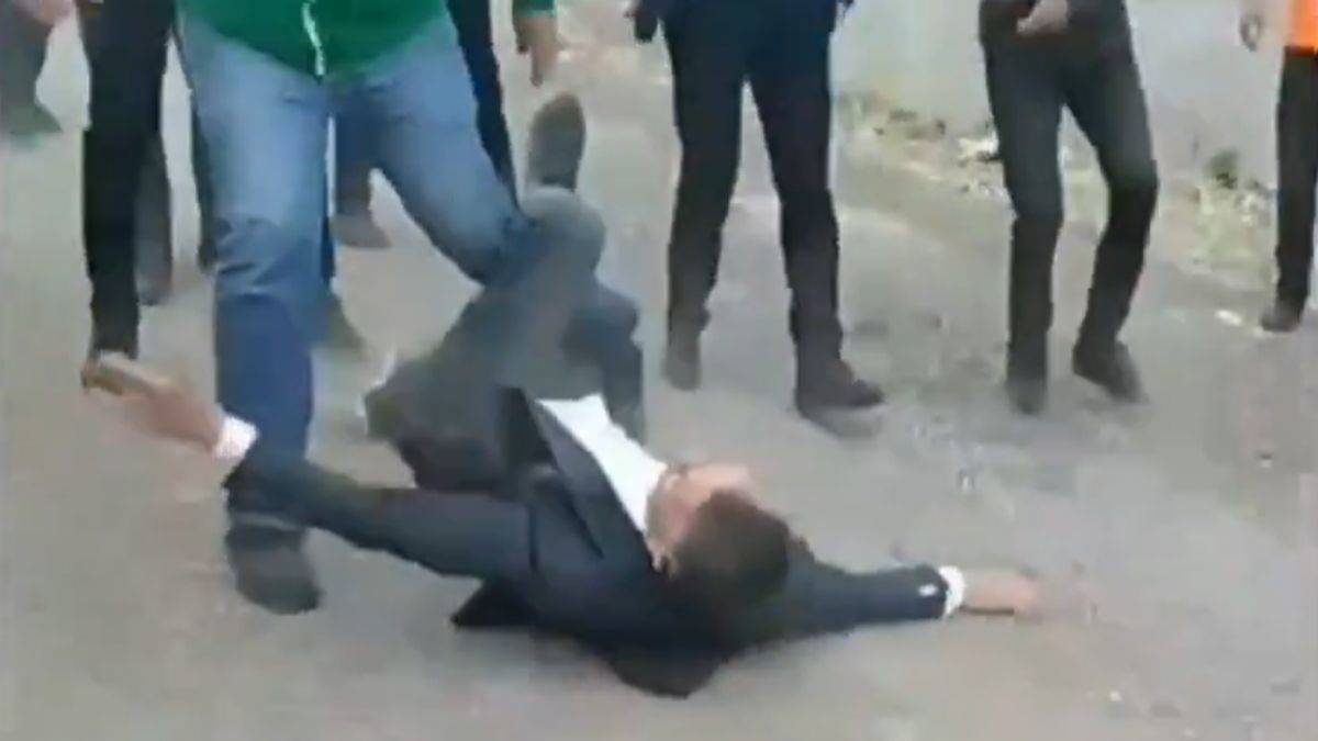 Meclis üyesi, CHP'li başkanın önünde kendini yerden yere attı