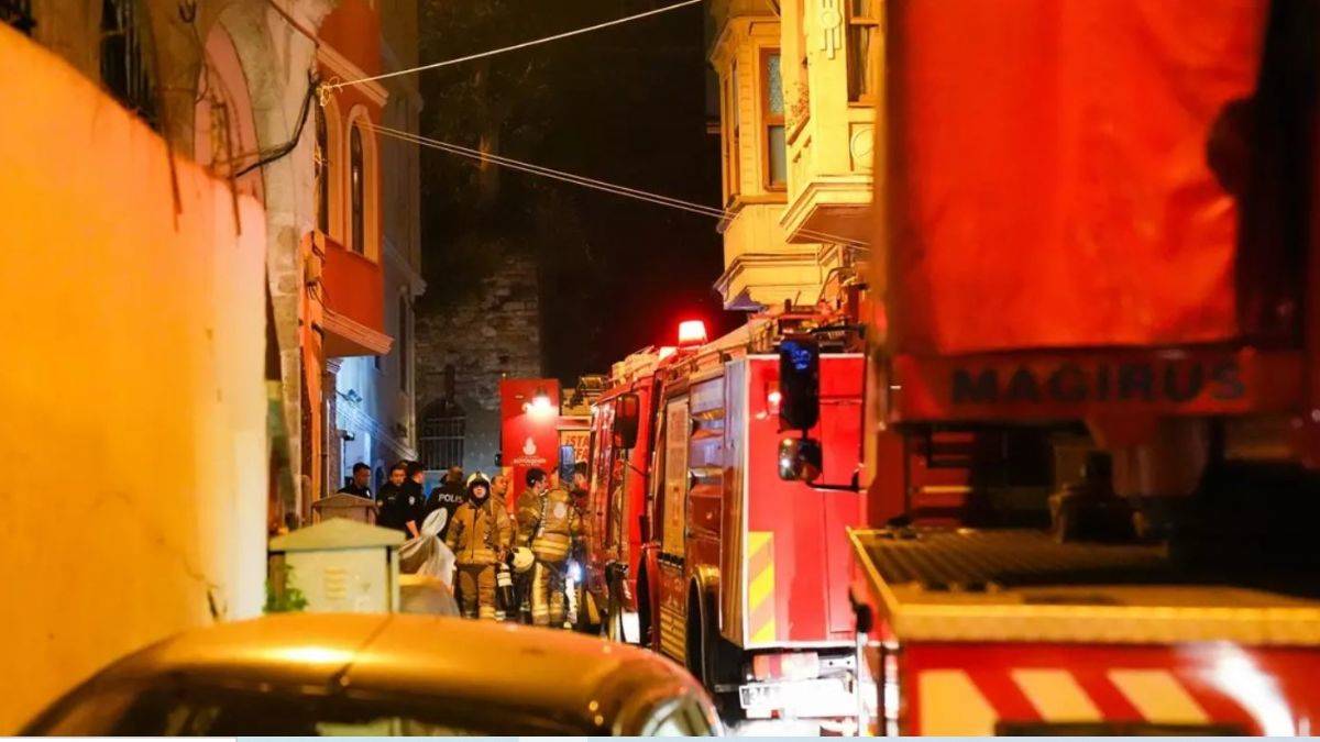 Fatih'te 4 katlı binada yangın