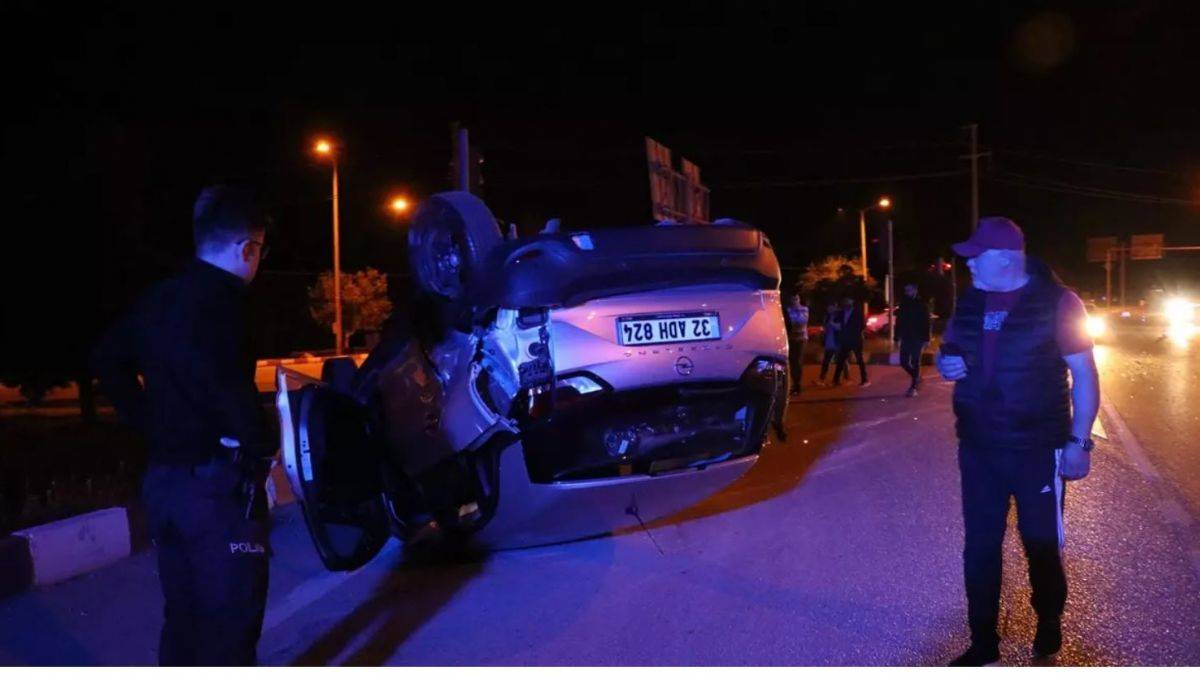 Burdur'da iki otomobil çarpıştı: 2 sürücü yaralandı