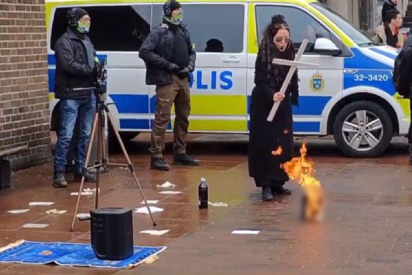 İsveç'te Kur'an-ı Kerim'e yine alçak saldırı