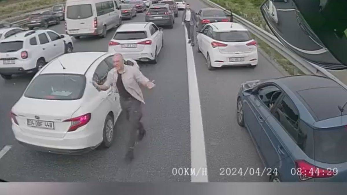 Emniyet şeridini ihlal eden konvoy Gül'ün korumaları çıktı