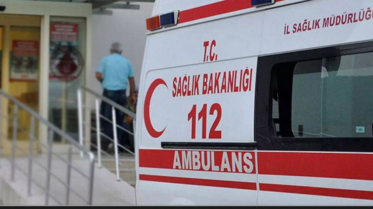 Samsun'da ambulans devrildi: 2 kişi yaralandı