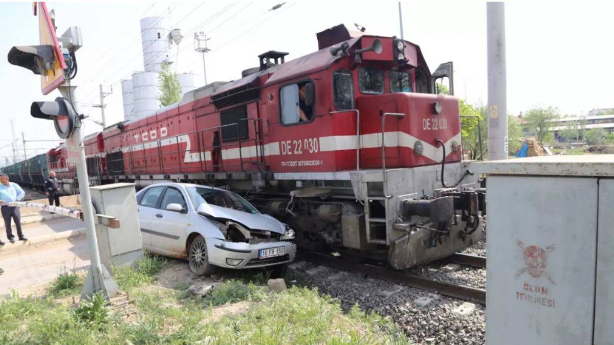 Yük treni hemzemin geçitte araca çarptı!