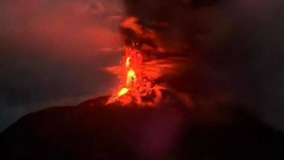 Endonezya'da yanardağ patlaması! Havalimanı kapatıldı