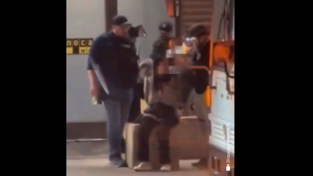 Amerikan polisi Gazze eylemcisi kadının başörtüsünü zorla çıkarttı!