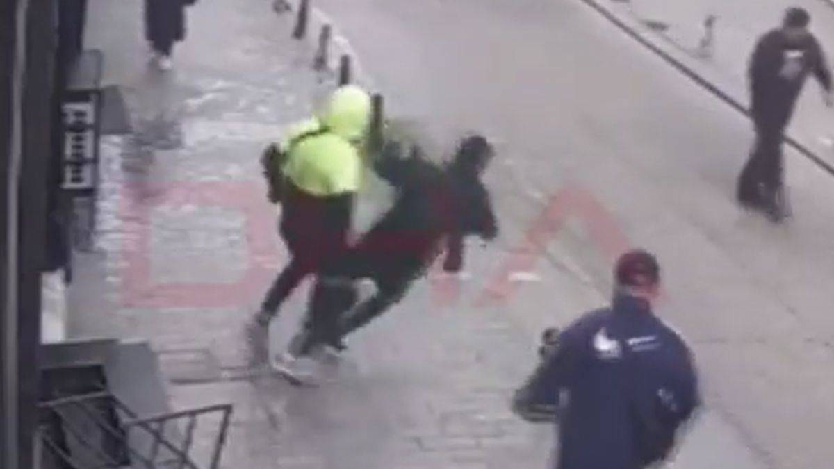 Kaldırımda saniyelik olay! Önce darp sonra gasp edildi!