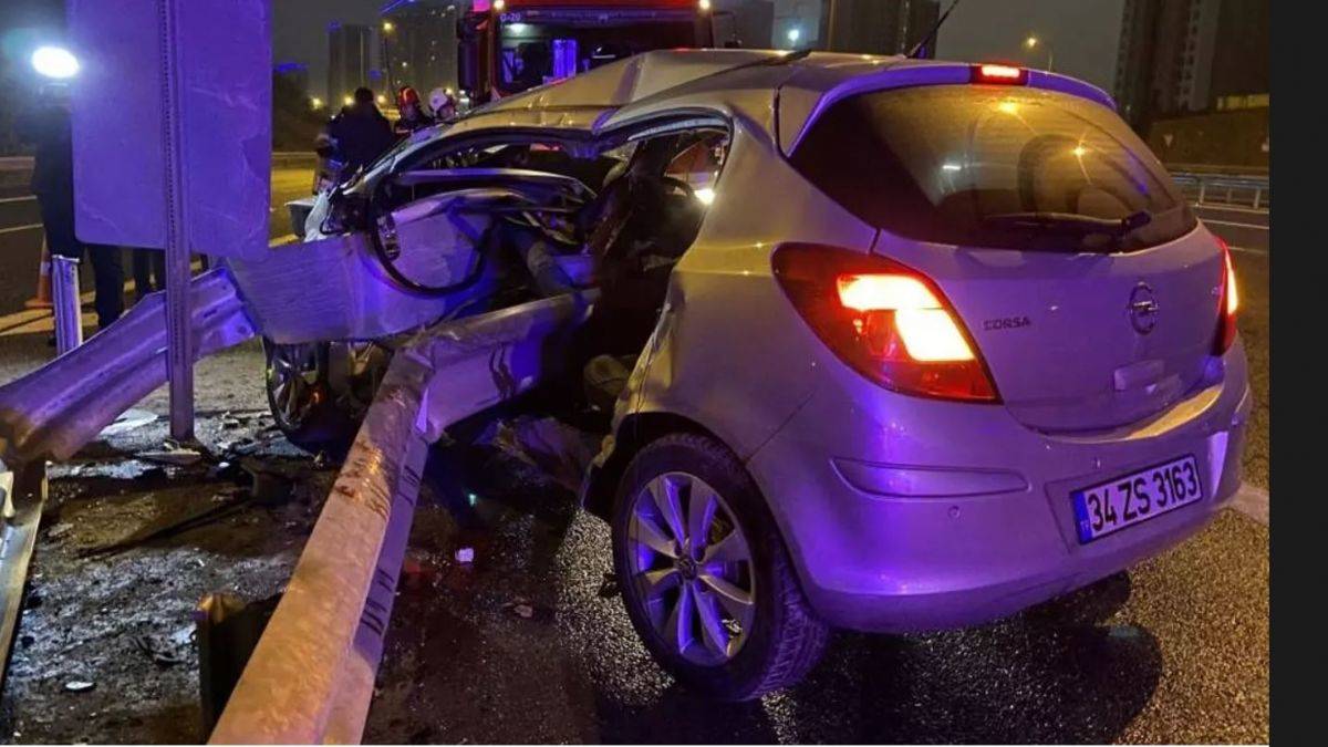 Viyadüğün girişindeki demir bariyerlere çarptı! 1 kişi öldü, 1 kişi ağır yaralandı