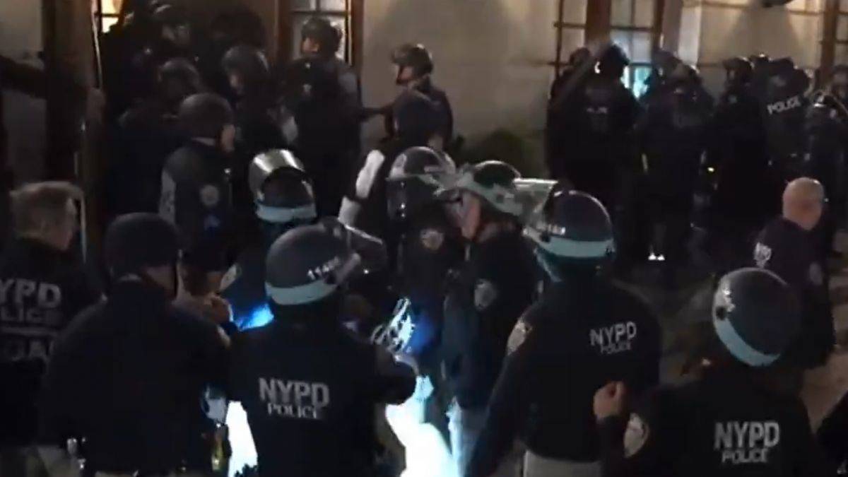 Polis üniversiteyi bastı, ortalık savaş alanına döndü