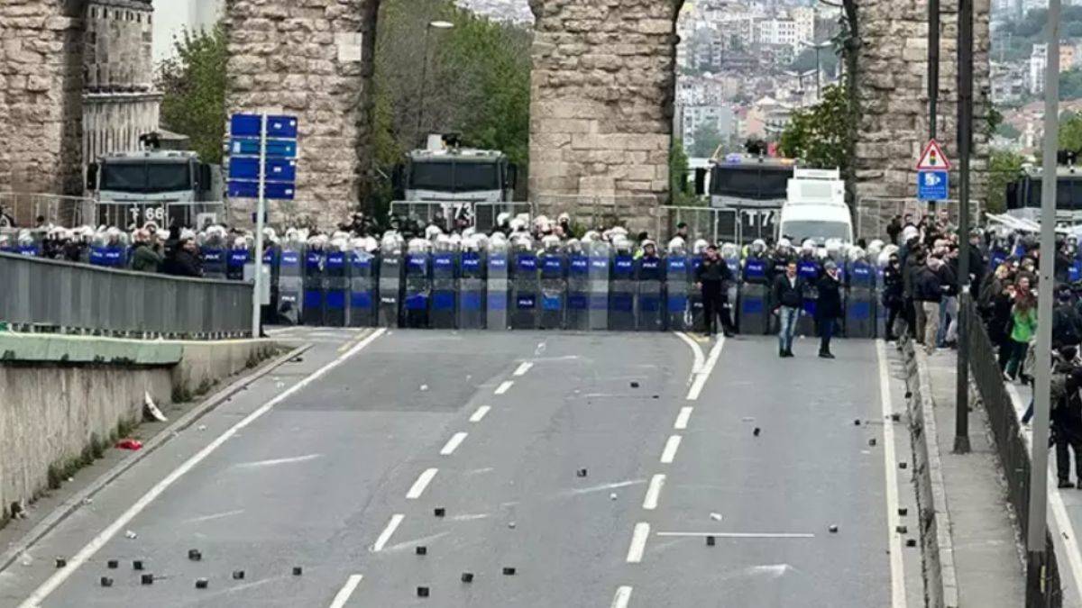 Kaldırım taşı attılar; çok sayıda polis yaralı