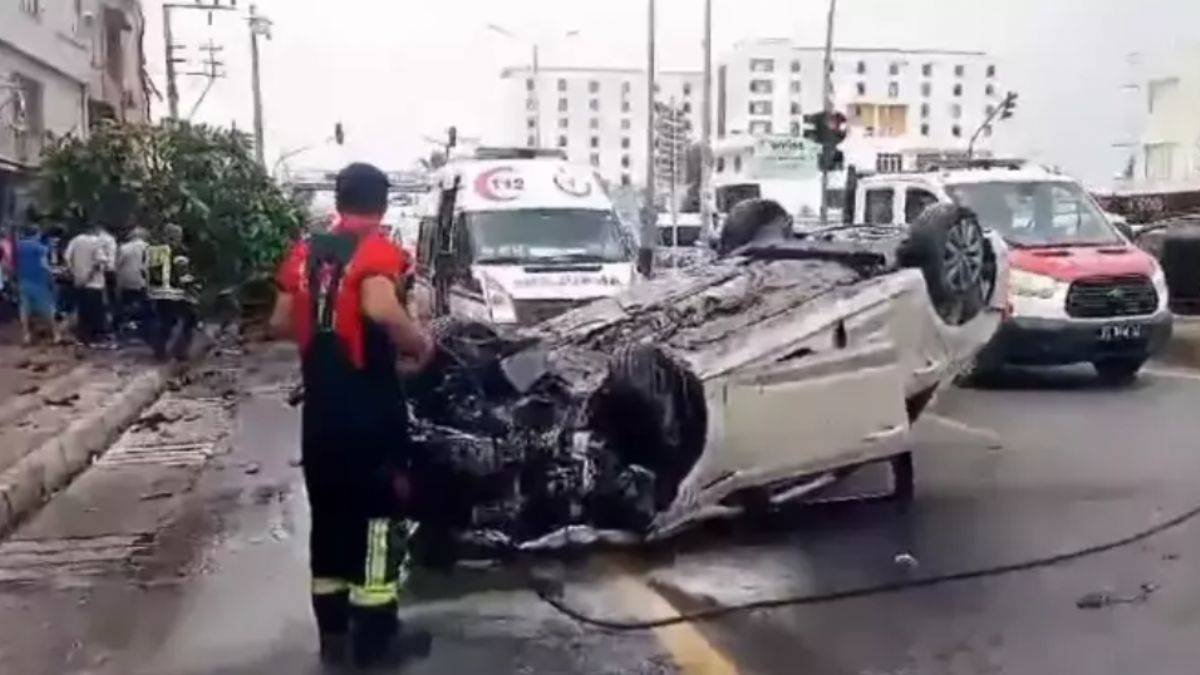 Kırmızı ışıkta geçti, yayalara ve ağaca çarptı: 1 ölü, 3 yaralı