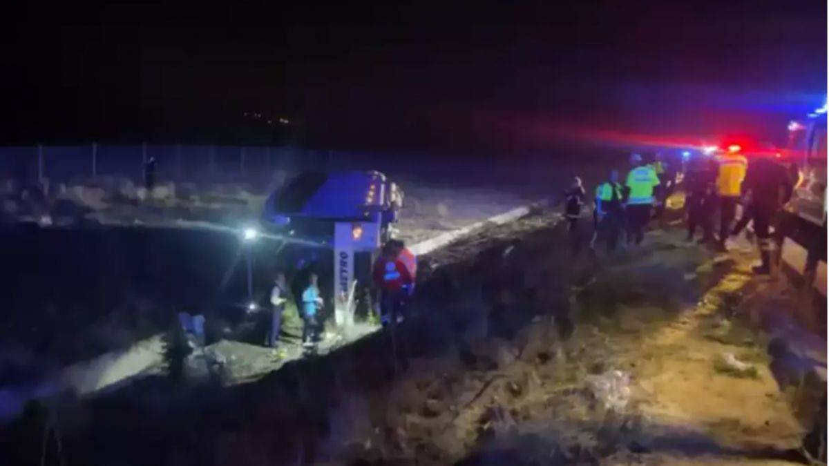 Aksaray'da yolcu otobüsü devrildi: Ölü ve çok sayıda yaralı var