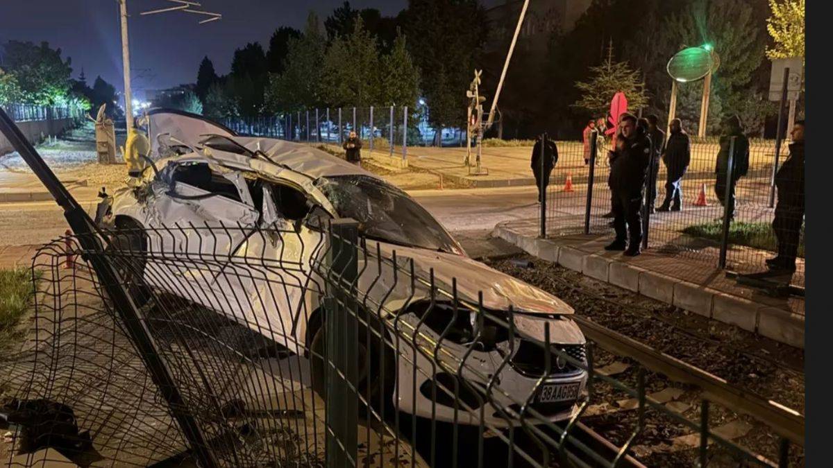 Yolcu treni ile hemzemin geçitteki otomobil çarpıştı: Araçtaki sürücü yaralandı