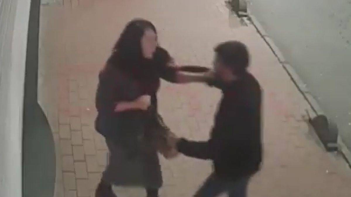 Sokak ortasında gasp! Kadına kafa ve yumrukla saldırdı