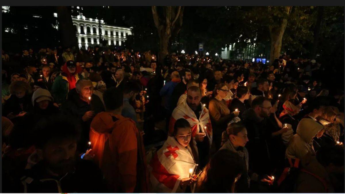 Gürcistan'da sokaklar yine karıştı! Binlerce kişi meydanlara akın etti