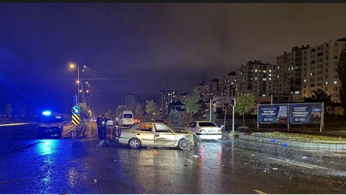 Kayseri'de servis minibüsü ile otomobil çarpıştı: 11 kişi yaralandı