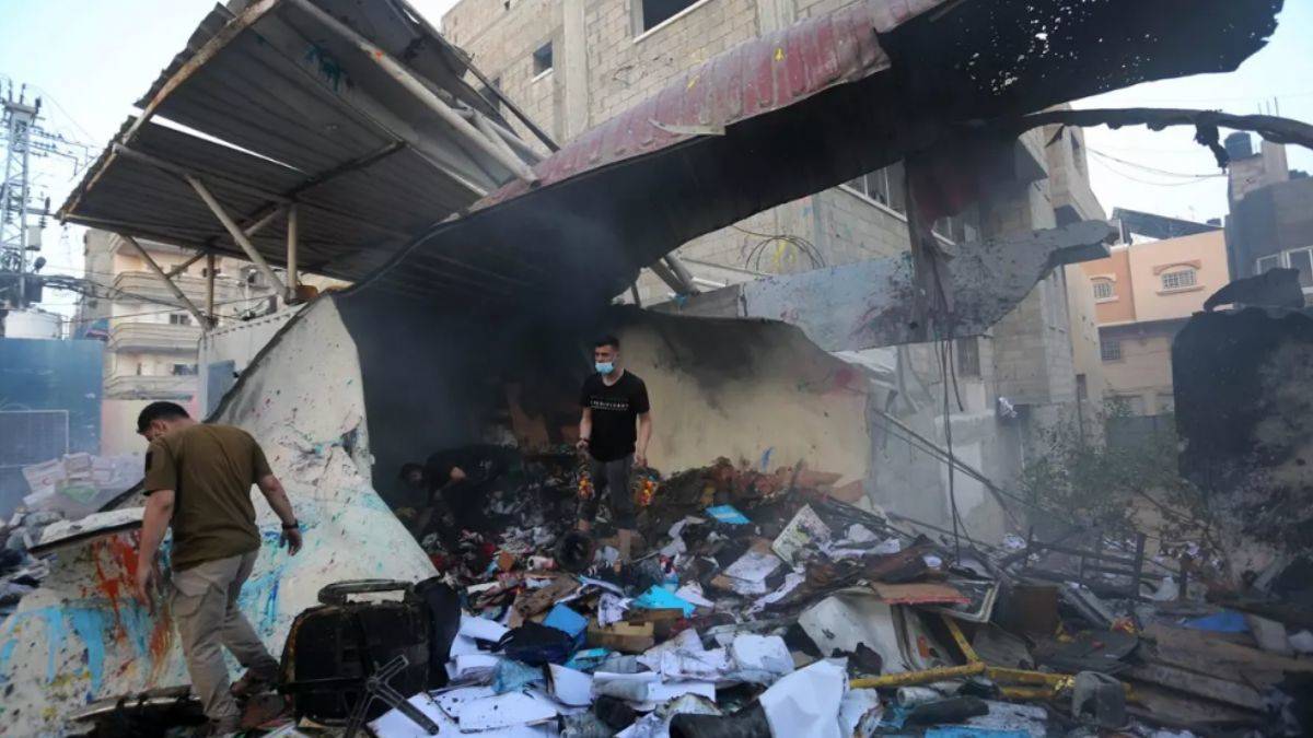 Gazze'deki enkazlardan çürümüş cesetler çıkarıldı