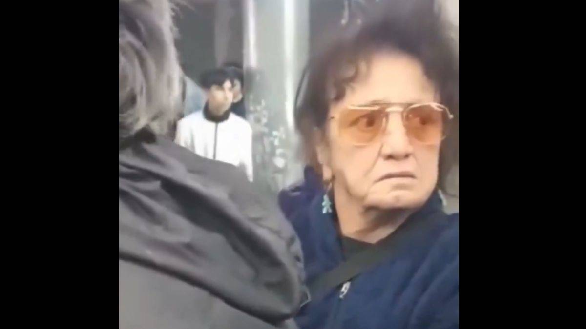 'Ben ırkçıyım' diye bağıran kadın ortalığı birbirine kattı!