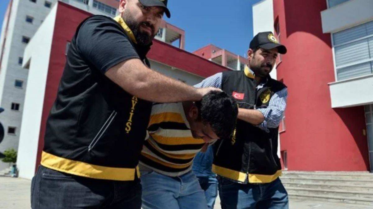 Ailesini öldürüp WhatsApp'tan paylaştı!