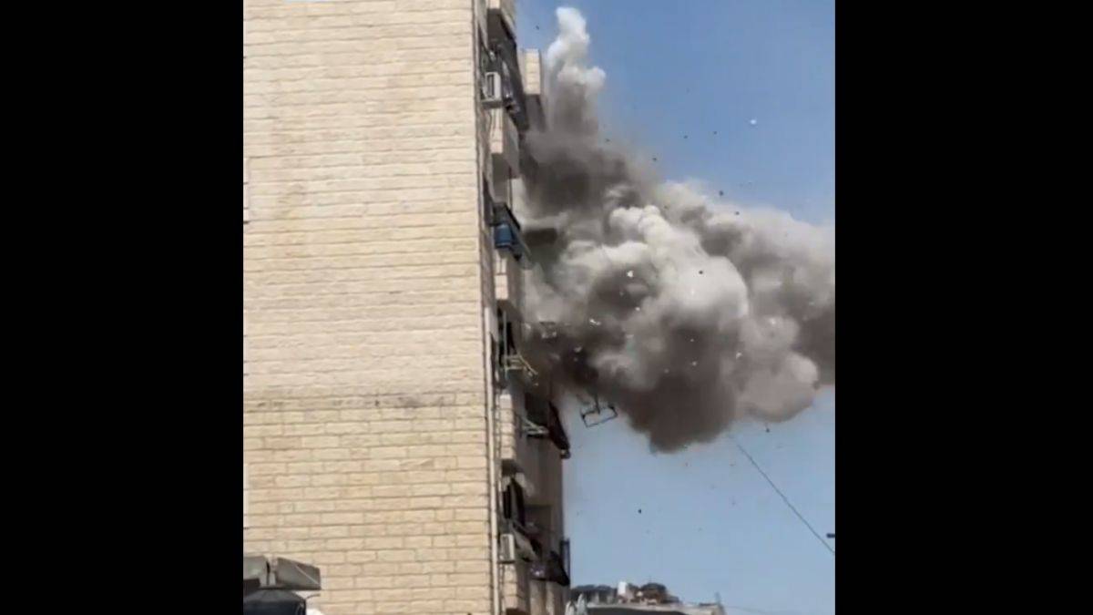 İsrail polisi Filistinlinin dairesini patlayıcılarla yıktı