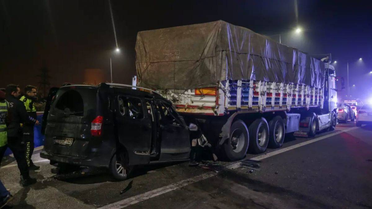 Tıra arkadan çarpan araç sürücüsü hayatını kaybetti