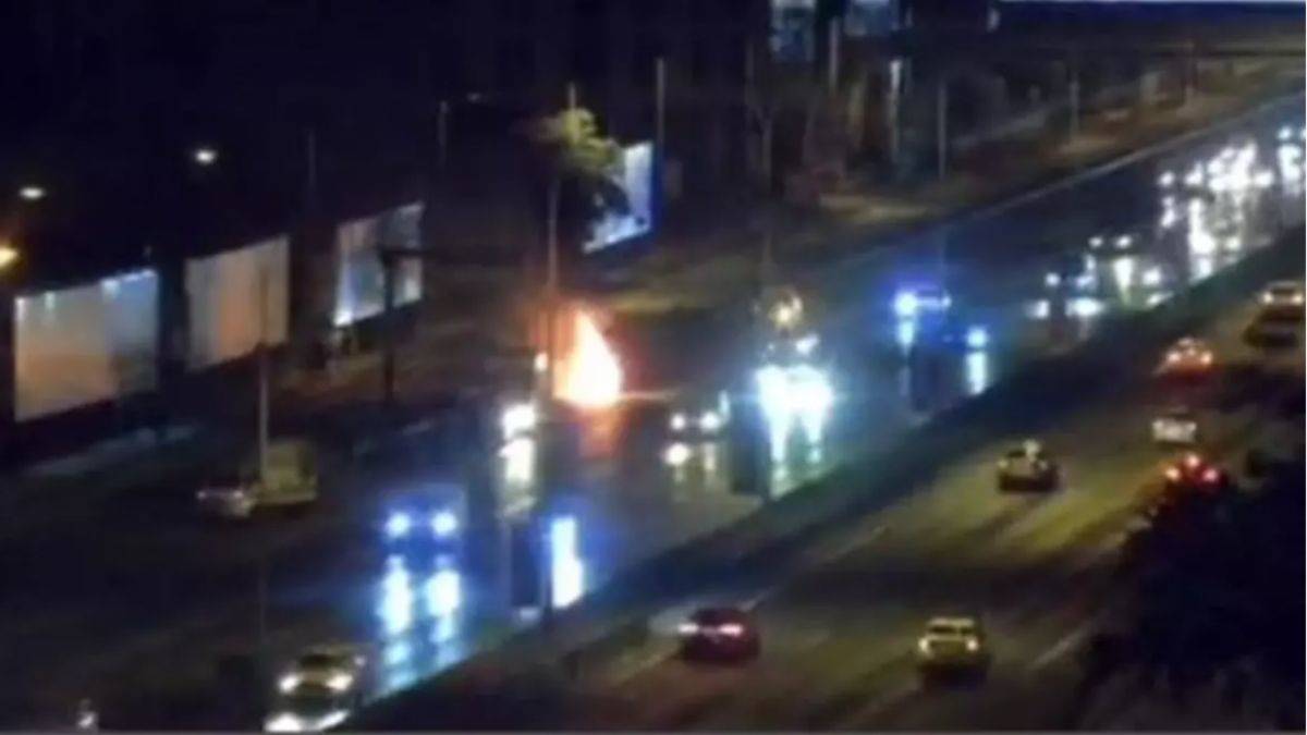 Kadıköy'de korkutan anlar! Seyir halindeki otomobilde yangın çıktı