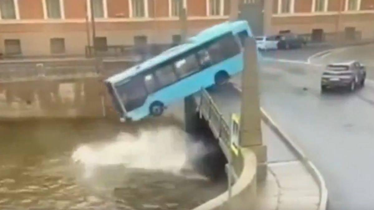 Yolcu otobüsü nehre düştü: 4 ölü