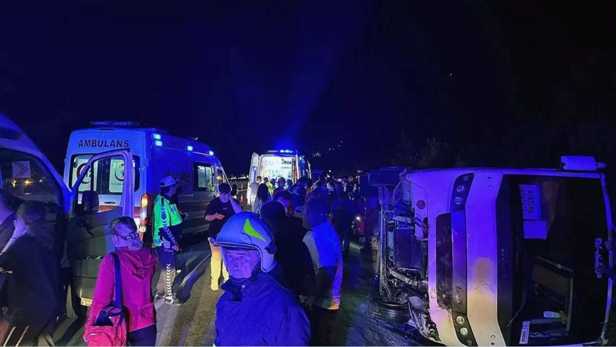 Muğla'da öğrencileri taşıyan otobüs şarampole devrildi: 25 yaralı